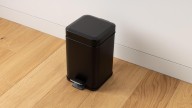 Amazon 'liquida' el cubo de basura que ahorra espacio en cocinas pequeñas: tiene un 25% de descuento