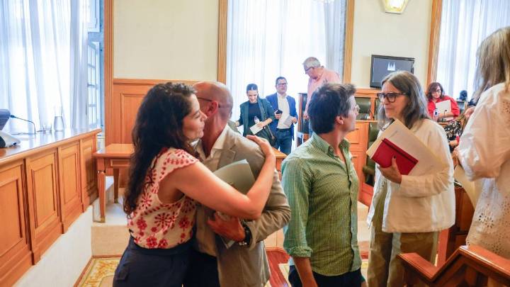 El PP de Santiago acepta una moción de censura encabezada por la exsocialista Rosón  y ella lo rechaza: «Jamás»