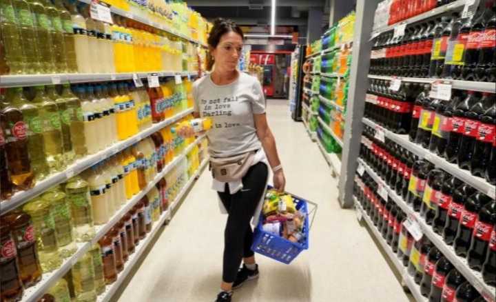 Las ventas en supermercados cayeron en agosto por quinto mes al hilo