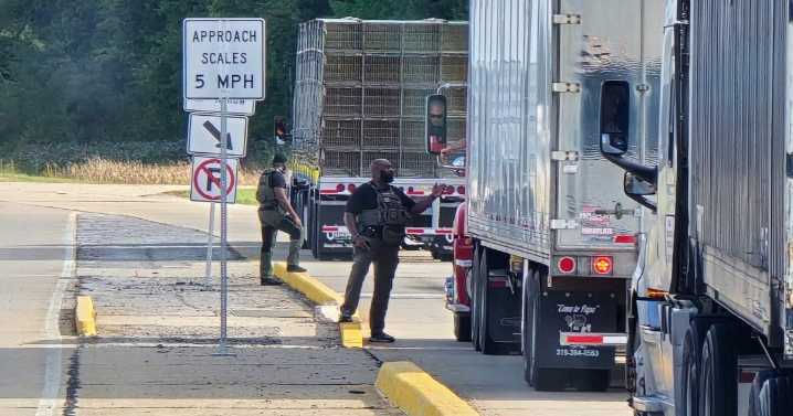 Camionero cubano cae en redada de ICE en Oklahoma mientras manejaba sin licencia comercial