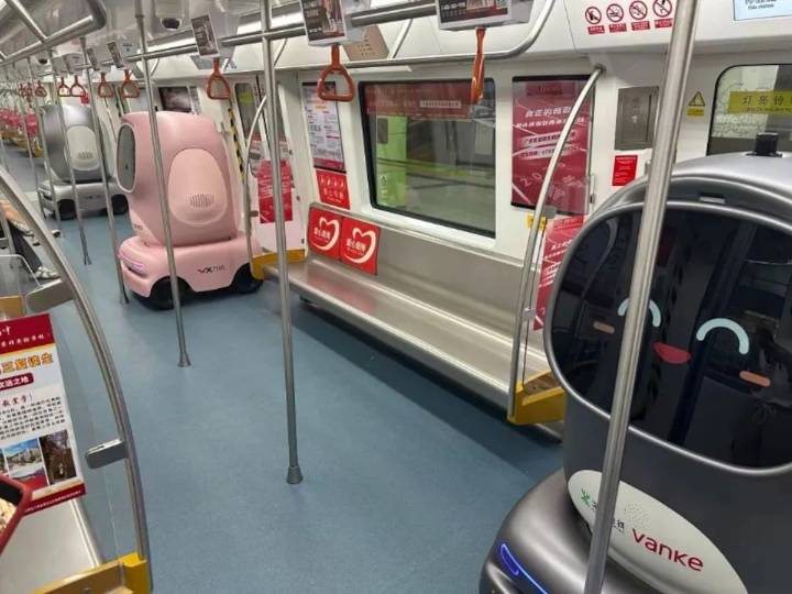 Ni motitos ni furgonetas: en China los paquetes los lleva un robot en el subte