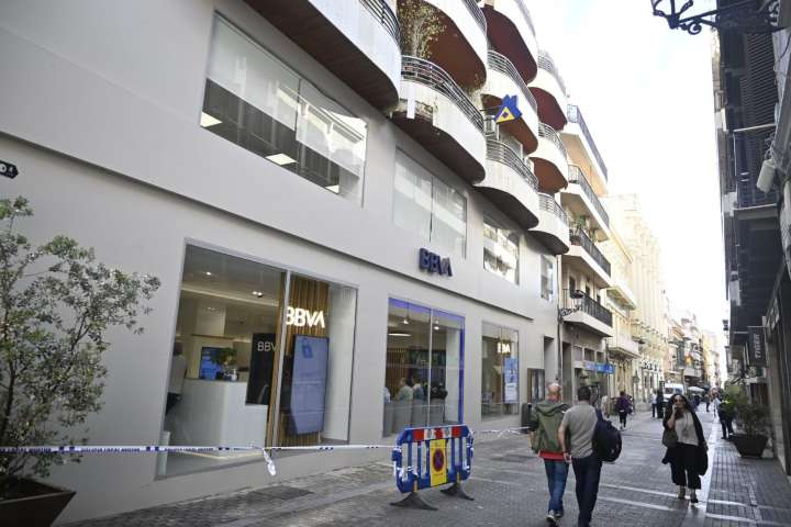 Susto este lunes en el centro de Huelva al caer parte de una cornisa