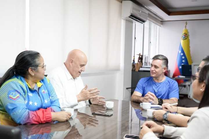 Maestro del ajedrez dicta cátedra en el país