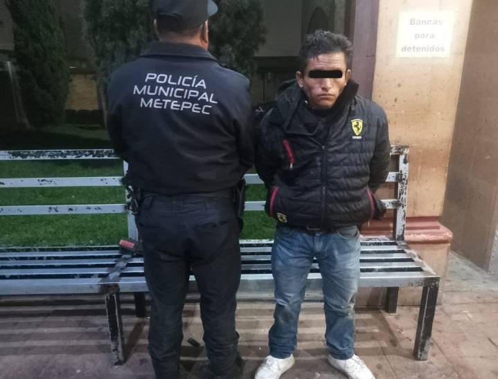 POLICÍAS DE METEPEC DETUVIERON EN FLAGRANCIA A UN ASALTANTE EN EL MERCADO ARTESANAL
