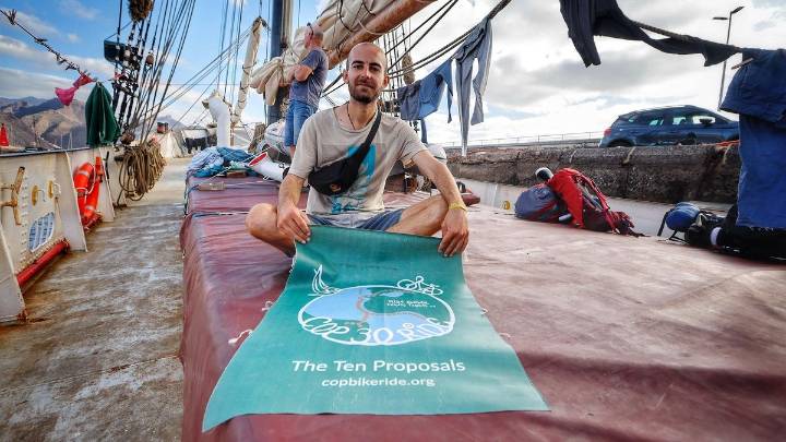 Cruzar el Atlántico a pedales: el activista francés Antoine Polliand atraca en Tenerife en su viaje sin aviones a la cumbre del clima de Brasil