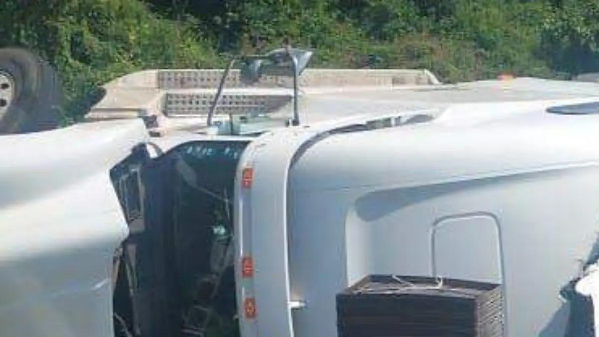 Chocan tractocamiones en la autopista Durango