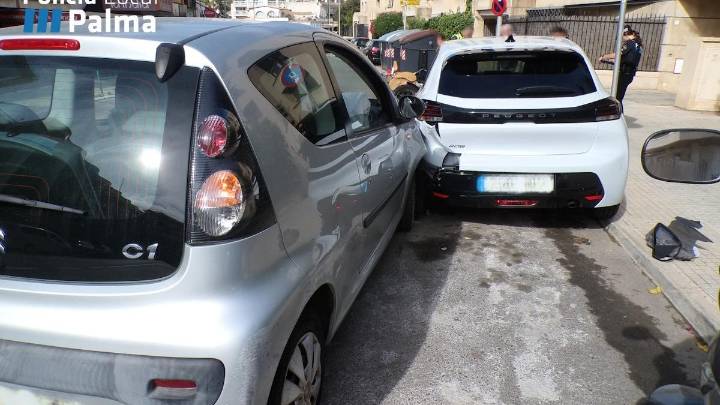Una conductora se asusta por una araña y se estrella contra un coche y tres motos aparcadas en Palma
