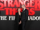 Escándalo en Hollywood: cantante revela infidelidad de estrella de Stranger Things en nuevo disco