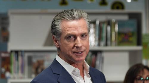 Gobernador Gavin Newsom firma ley para proteger a niños de los chatbots