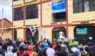 Huánuco: vecinos lanzan piedras y sillas contra alcalde durante rendición de cuentas