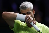 Alcaraz se lleva un revolcón en la trampa de La Défense