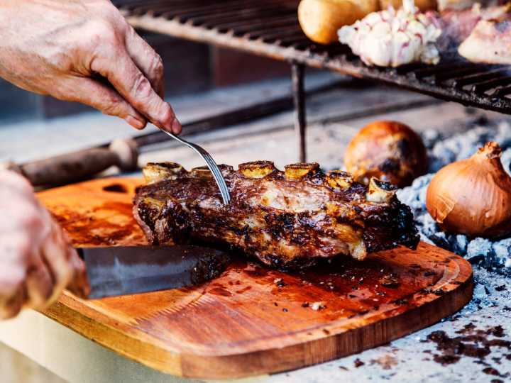 La fiesta del Asado de Tira, degustaciones de alfajores o la Gran Lechonada en una antigua estación de tren: fiestas populares y escapadas de fin de semana