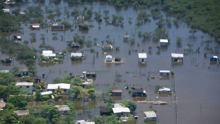Alcaldesa de Pueblo Viejo anuncia alerta máxima por desbordamiento del río Pánuco; pide a familias desalojar