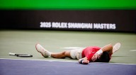 Djokovic sigue vivo: sobrevive a un mareo, a Munar y "al ambiente más difícil del tenis mundial" para llegar a cuartos en Shanghai