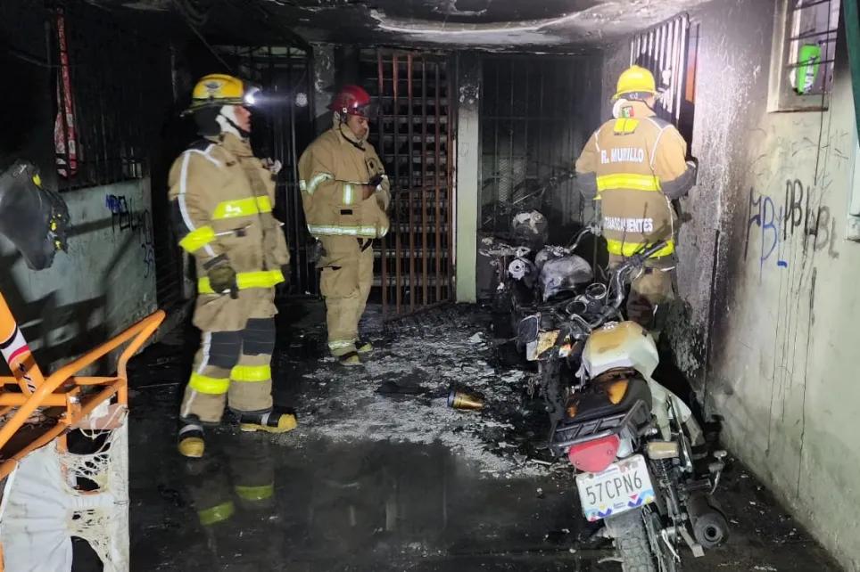 Incendio en Pilar Blanco arrasa con tres motos