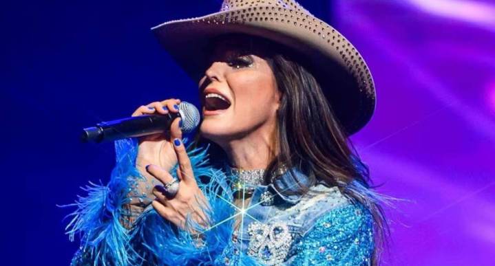 Ana Bárbara protagoniza momento de tensión por falla de audio en pleno concierto