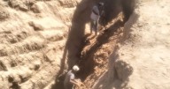 Dos trabajadores quedan atrapados durante obra de drenaje, muere uno
