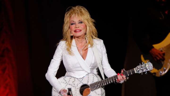 Dolly Parton's sister begs fans to 'pray' for singer in concerning post after star cancels concerts over health crisis