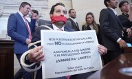 Julián López protesta amordazado en el Congreso