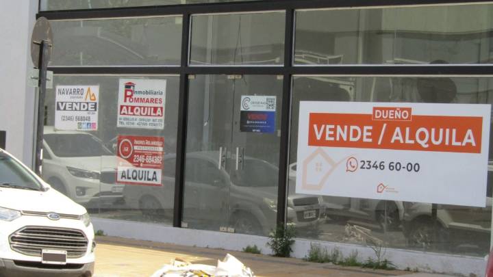 Aumentan los locales vacíos y carteles de alquiler en Chivilcoy