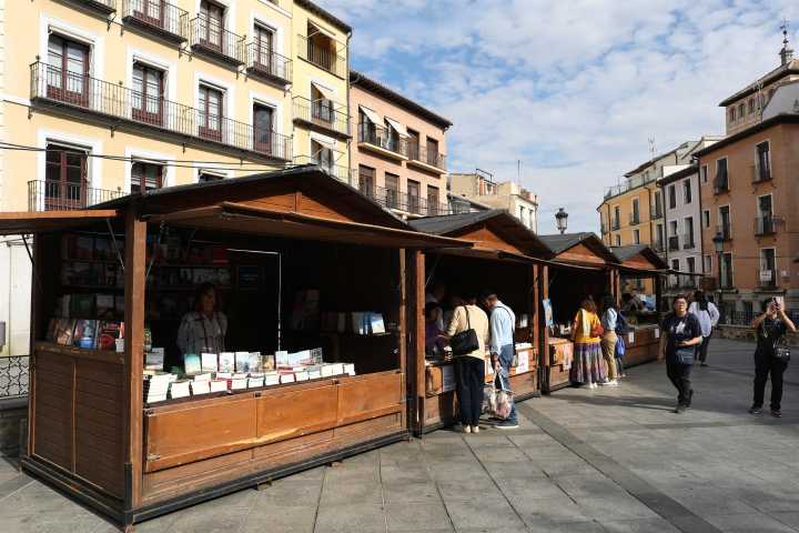 La Feria del Libro de Toledo cumple 20 años con nuevo espacio en el Salón Rico y cincuenta autores participantes