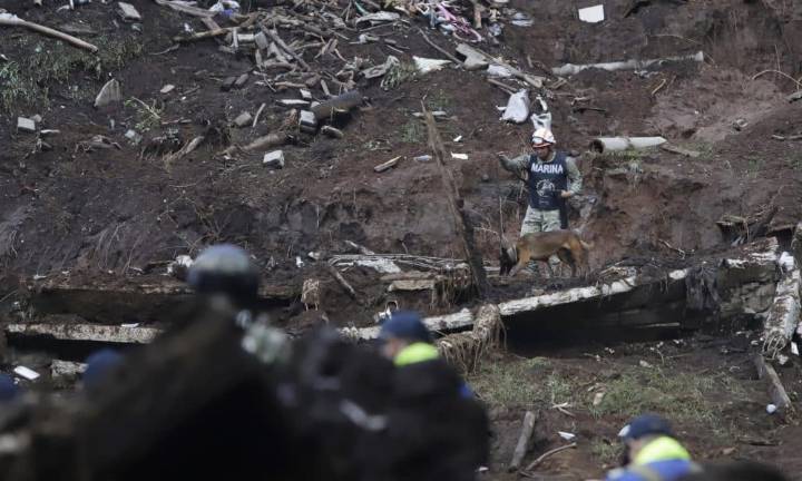 México eleva a 76 fallecidos y baja a 39 desaparecidos por lluvias intensas en 5 estados