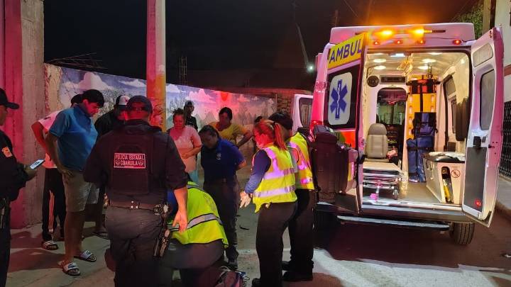 Motociclista ebrio se estampa contra poste de concreto en Torreón; sufrió múltiples lesiones