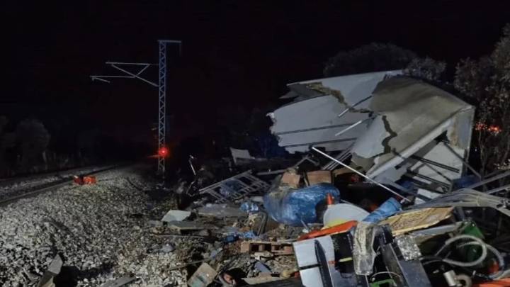 Fallece el conductor de un camión tras salirse de la vía, volcar y chocar con un tren de mercancías