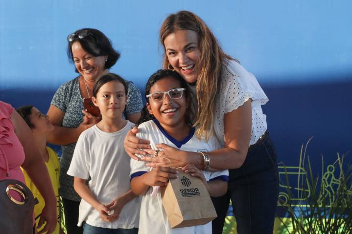 Apoya Cecilia Patrón con lentes a niñas y niños de escuela primaria