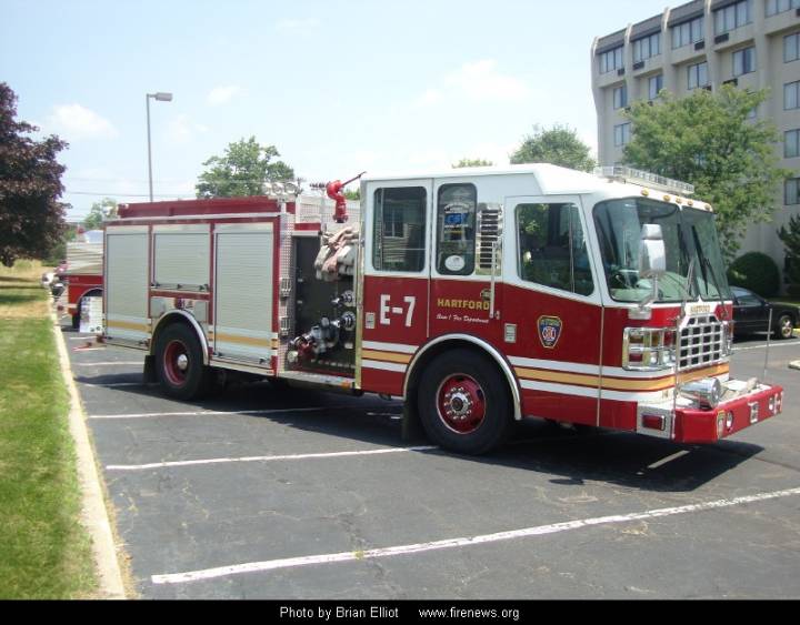 Crews respond to apartment fire in Hartford