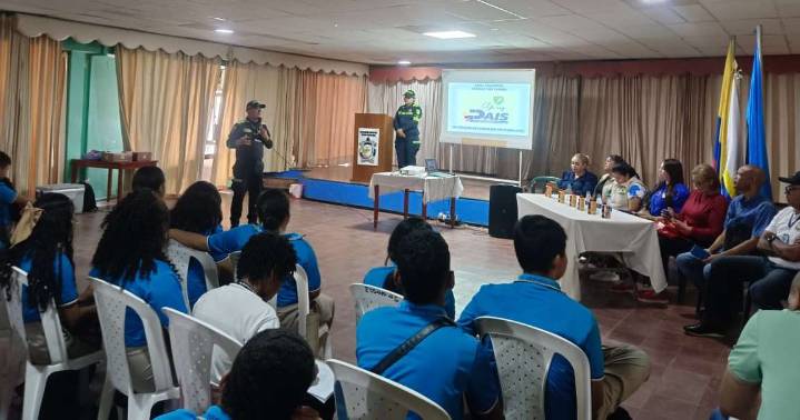 Policía promueve derechos de la niñez con panel educativo en Riohacha