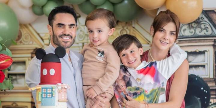 Carolina Cruz y Lincoln Palomeque grabaron a su hijo en plena campaña ‘política’ en el jardín: “Cuidar los animales”