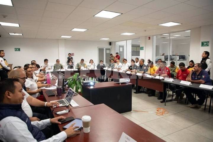 Evacuan en Colima playas por huracán 'Priscilla'