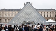 Las herramientas que dejaron los ladrones en el Louvre: radiales, un walkie