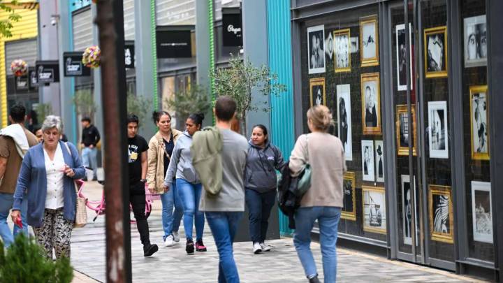 CC. OO. emplaza a negociar la voluntariedad de trabajar en festivo en las grandes superficies