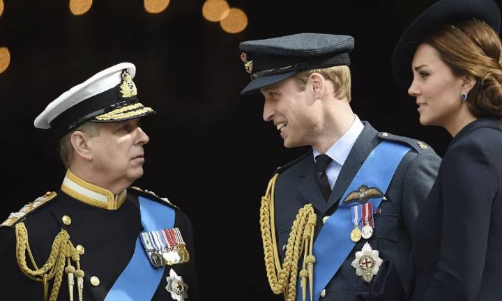 Por las denuncias de agresión sexual, el príncipe Andrés renunció a sus títulos en la corona británica