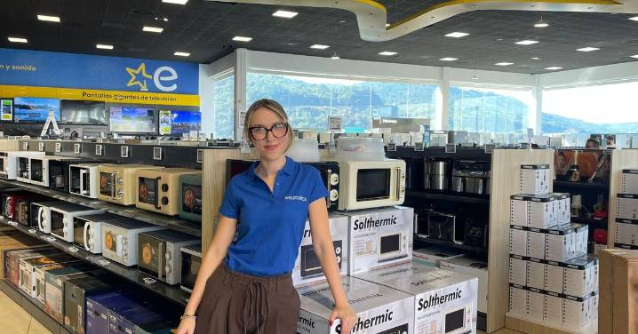 Bermello culmina el traslado a su nueva tienda de Quintela