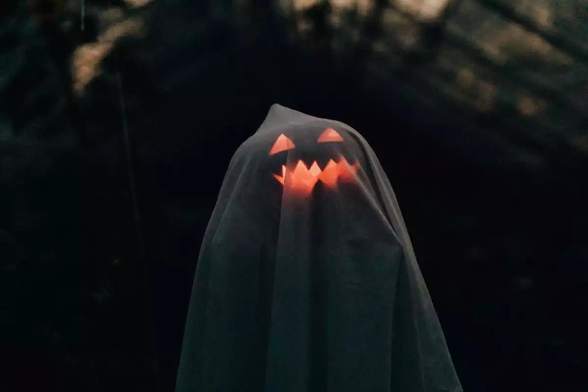 Captan en cámara de seguridad a un hombre que aparece y desaparece