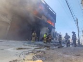 Bomberos controlan incendio en fábrica de colchones en Ecatepec; una rescatista resulta intoxicada