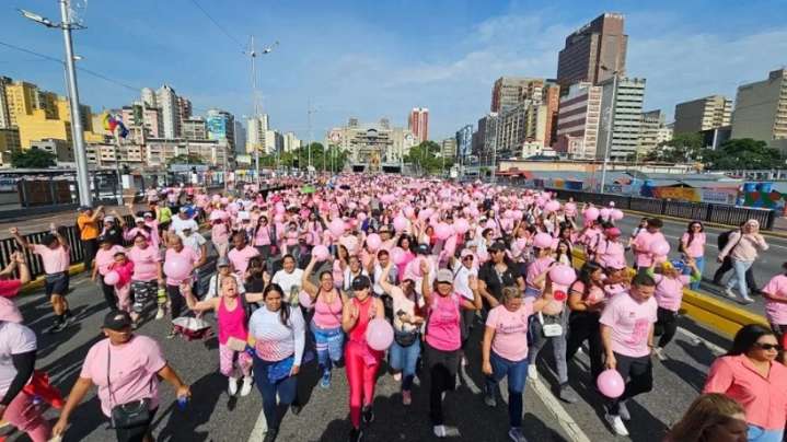 Mujeres caraqueñas participan en la gran caminata por el Mes Rosa