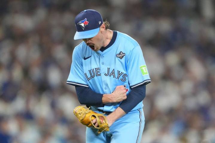 Baseball-Ohtani’s World Series pitching debut ends in defeat as Blue Jays even series