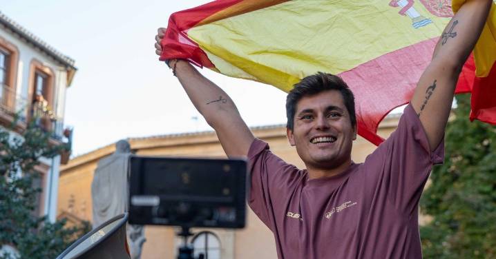 "A por ellos": Vito Quiles agita Granada entre banderas, tensión y un fuerte despliegue policial frente a la Universidad