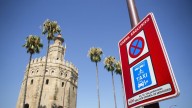 Las cámaras del carril bus de Sevilla "cazan" a cerca de 20.000 conductores usando las vías reservadas