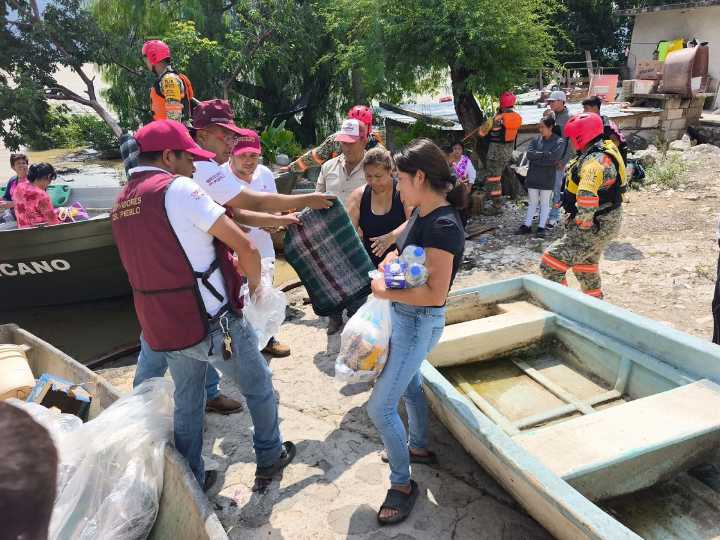 Gobierno estatal acerca despensas y víveres a familias afectadas de la localidad de La Punta de Hualula, en Eloxochitlán