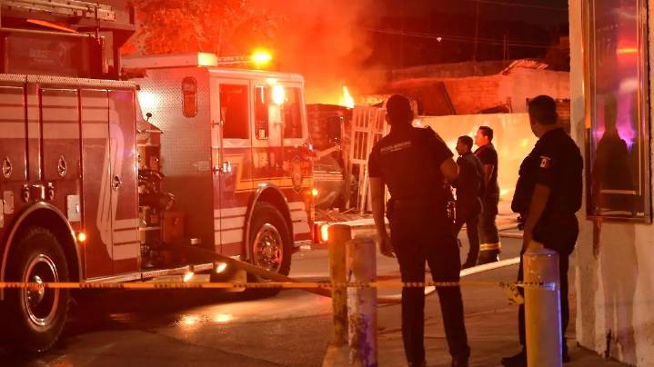 Mueren dos personas calcinadas en incendio en la colonia Granjas