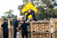 Tiroteo en base de la Guardia Costera de Alameda deja dos heridos tras intento de embestida