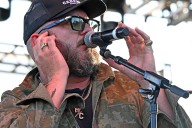 Country music star taking non-traditional route in cancer fight at 40