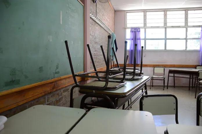 Hablan de educación como prioridad, pero el aula les quedó demasiado lejos