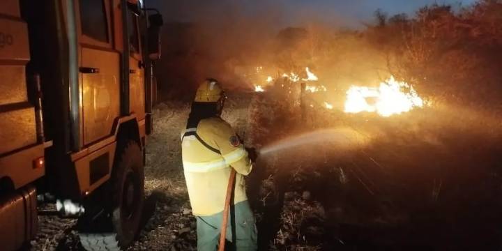 Incendios en el norte de Salta: los brigadistas trabajan por combatir el fuego