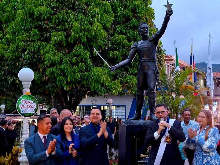 Mérida celebró sus 467 años develando monumento al Libertador